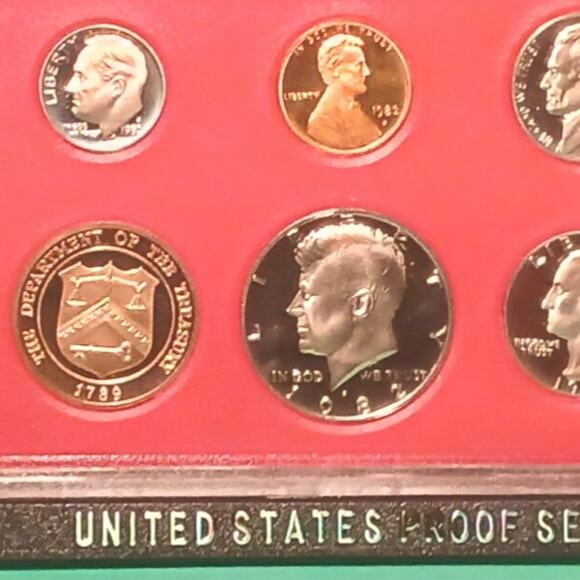 1982 Mint Proof Set with 6 Coins - Picture 1 of 6